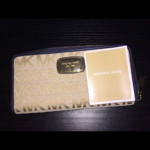 Michael Kors Wallet: NEW